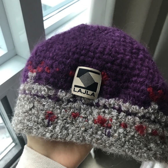 Vintage knit hat with cute flower details. Very warm! - Picture 2 of 4